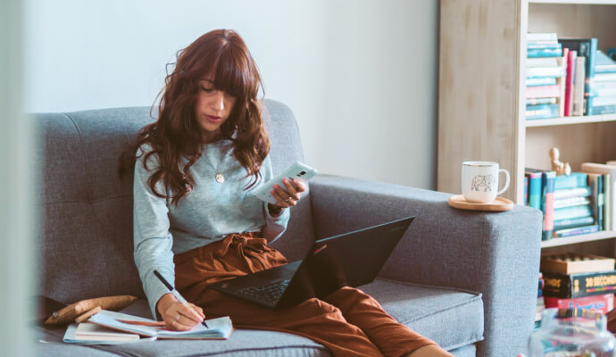 woman with laptop staying organized as a mobile slp